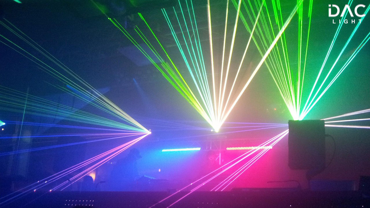 Hiệu ứng đèn bay phòng chiếu tia laser nhiều màu